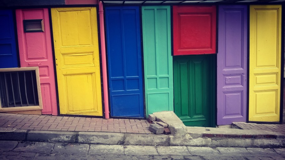 Яркая стена