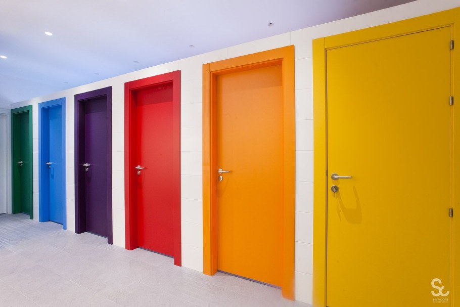 Цветные двери в интерьере
