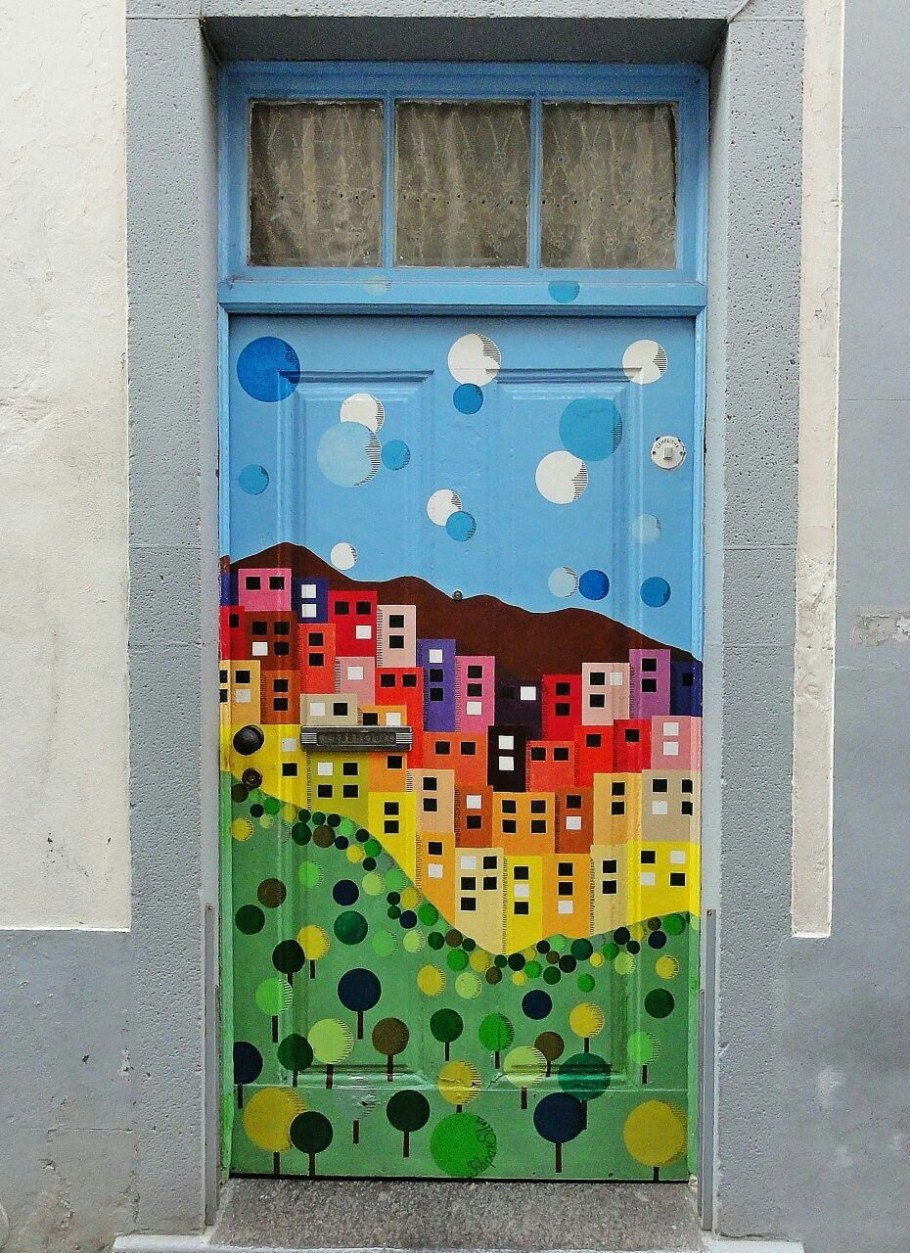 Яркая входная дверь