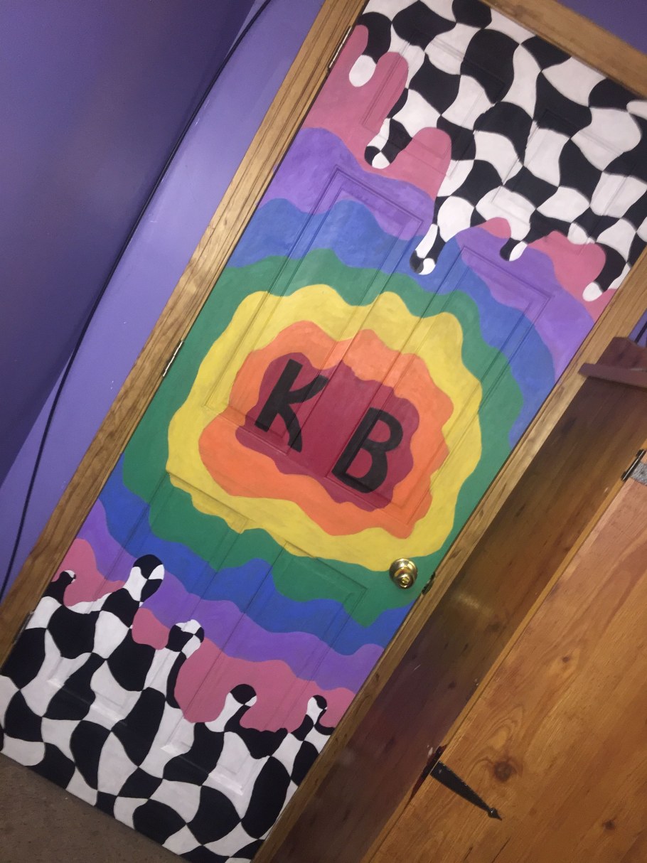 Разноцветные двери в интерьере