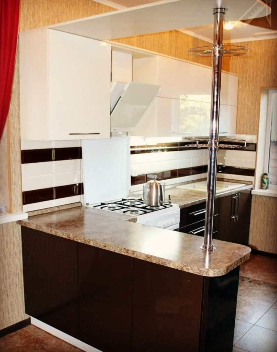 Кухни с барной стойкой для маленькой кухни