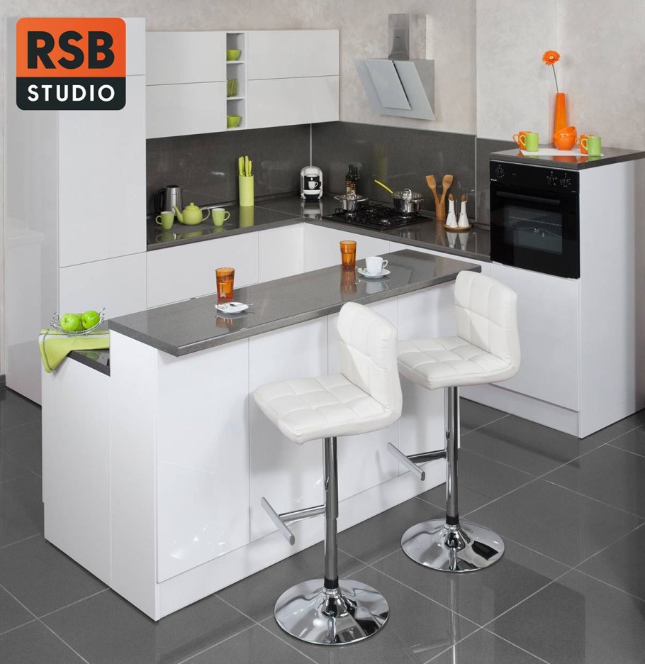 Кухня с барной стойкой у окна