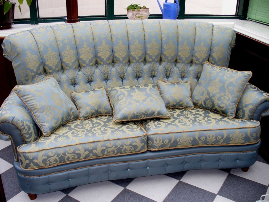 Обшивка дивана