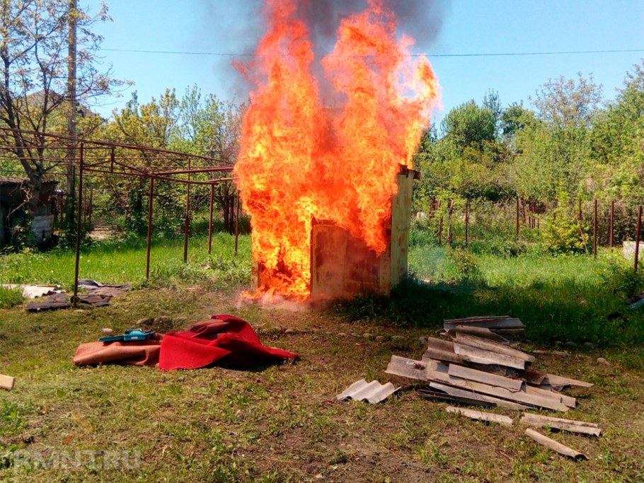 Сжигать мусор на участке