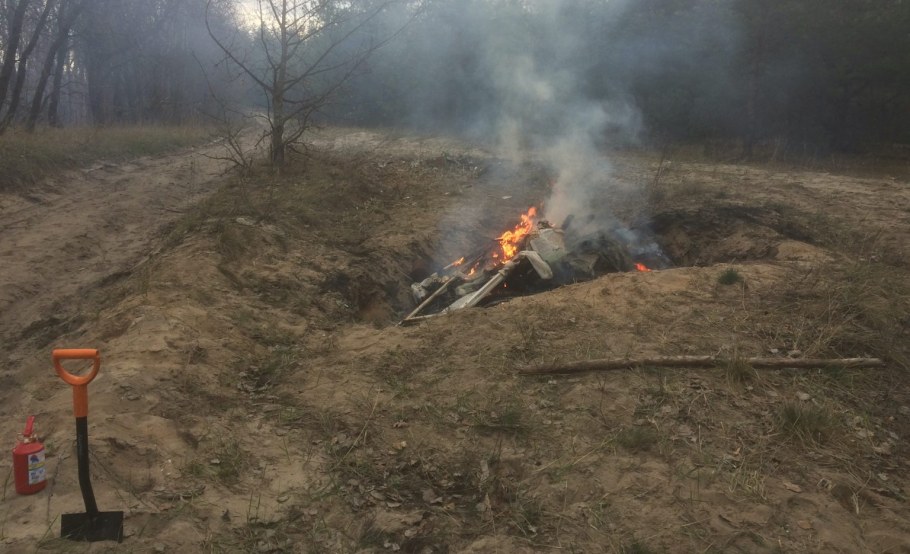 Сжигание отходов в яме