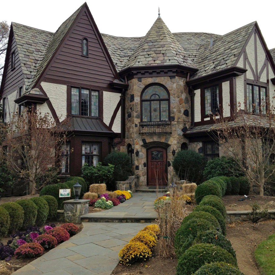 Стиль Тюдор (Tudor Revival Cottage)