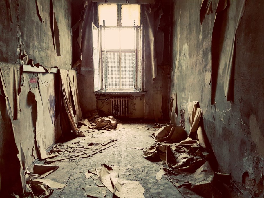 Разрушенная комната