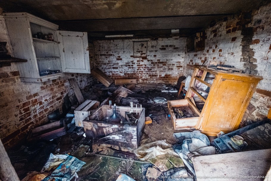 Заброшенный деревенский дом