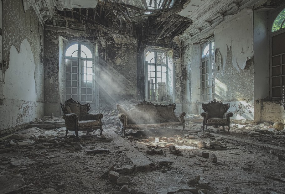 Разрушенные дома внутри