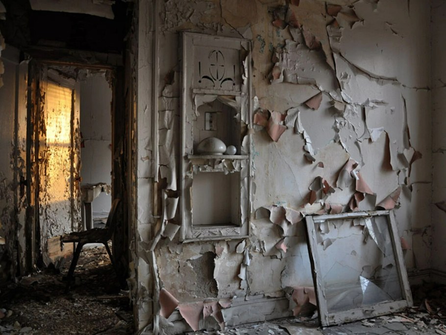 Разрушенная комната