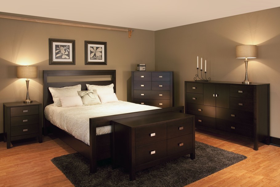 Спальня с темно коричневой мебелью