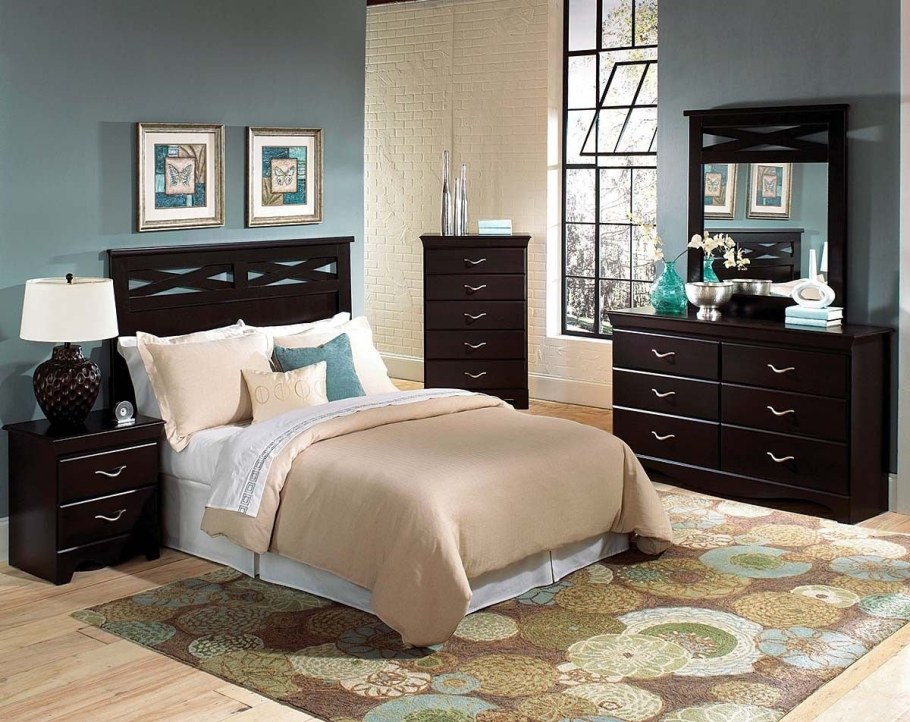 Коричневая кровать в интерьере спальни