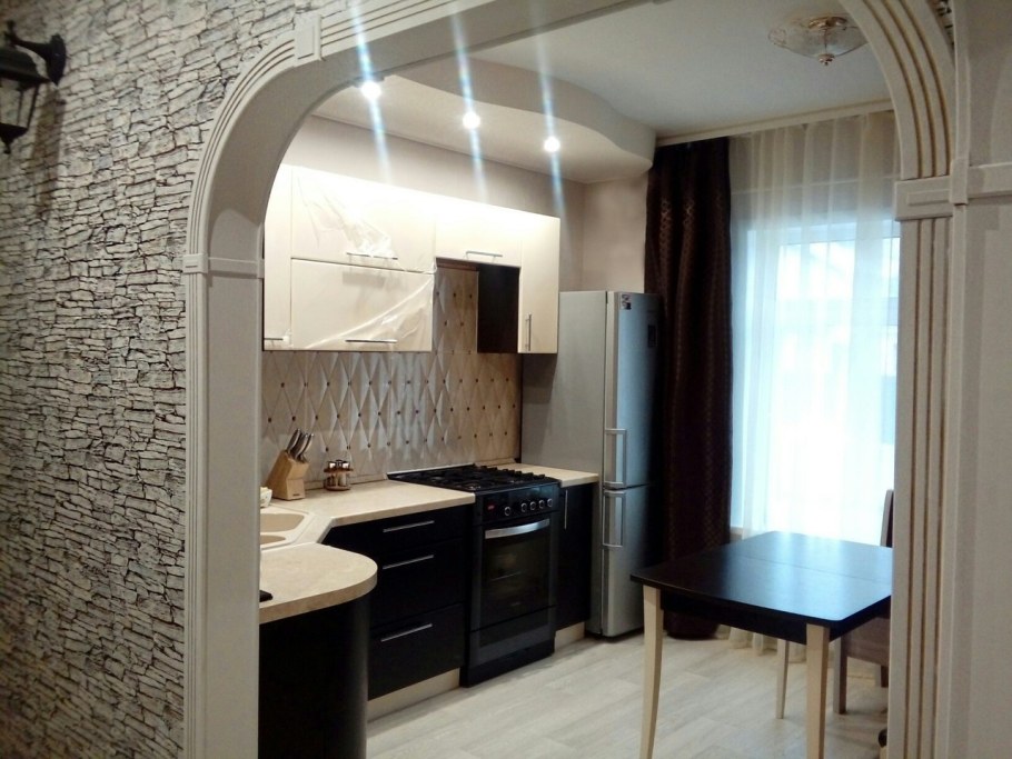 Планировка кухни с балконной дверью