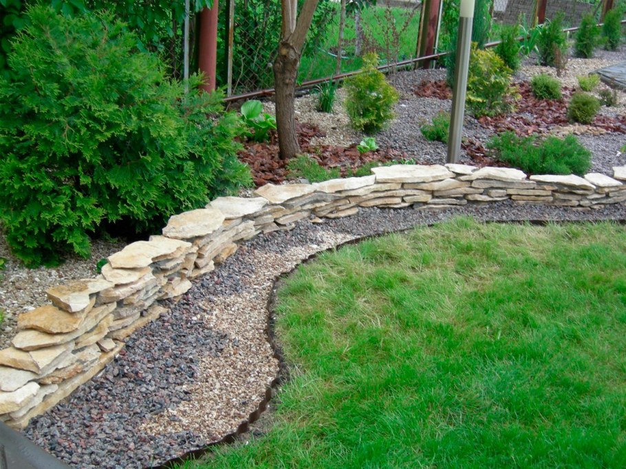 Бордюр из бутылок