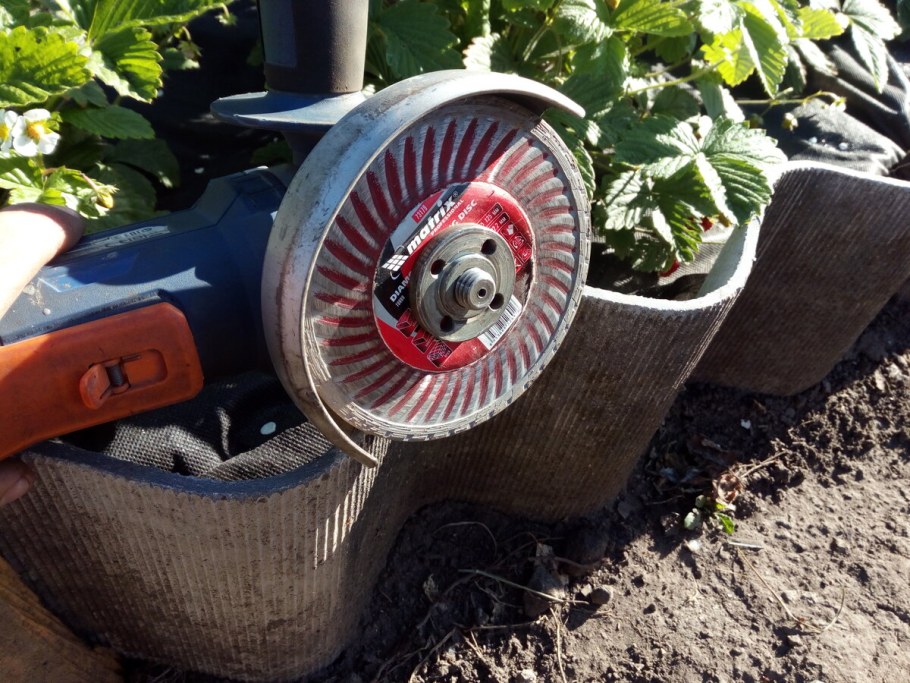 Ограждение для клумбы из дерева