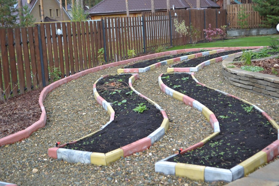 Клумбы из бутылок