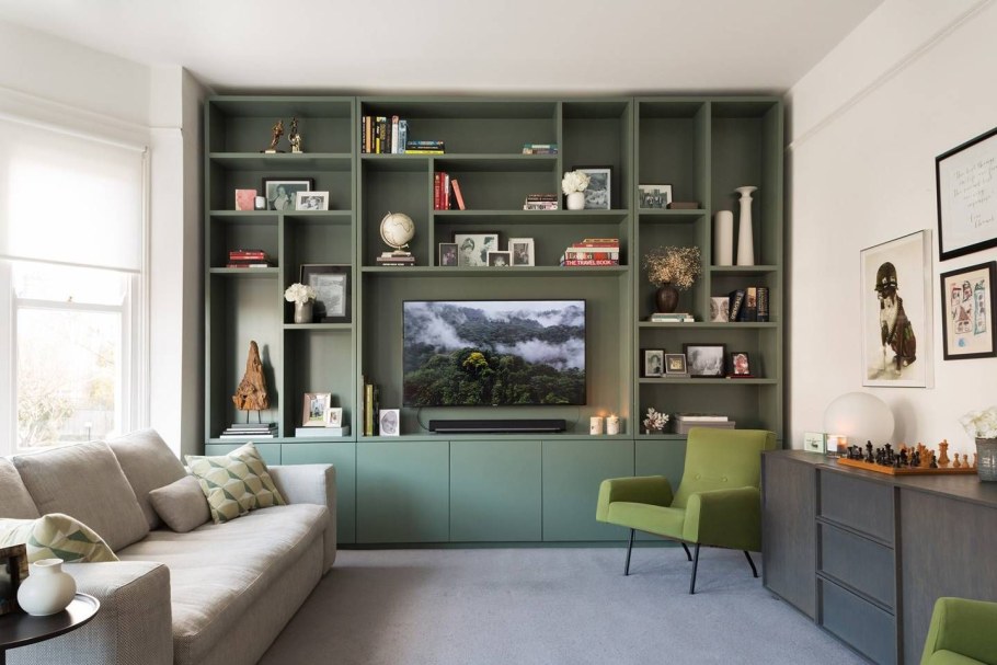 Подоконник диван в гостиной