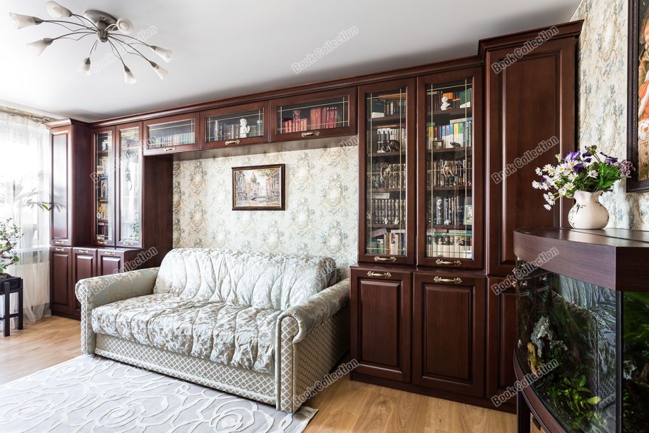 Встроенный шкаф в гостиную с диваном