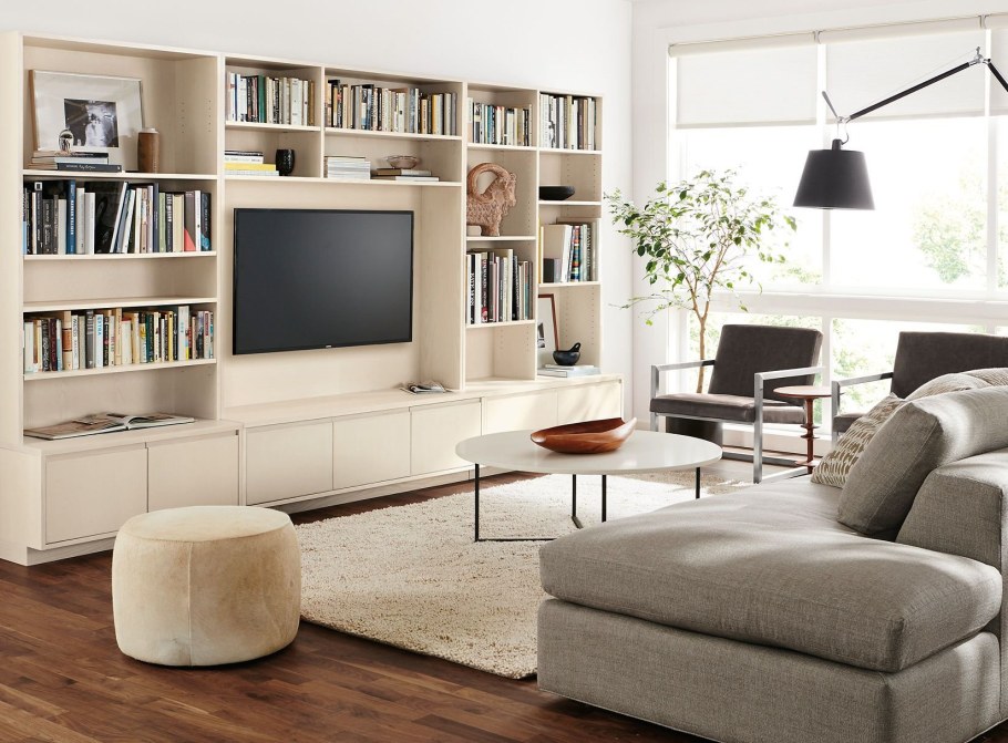 Встроенные шкафы над диваном