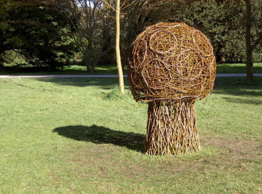 Фигуры плетеные из ивы