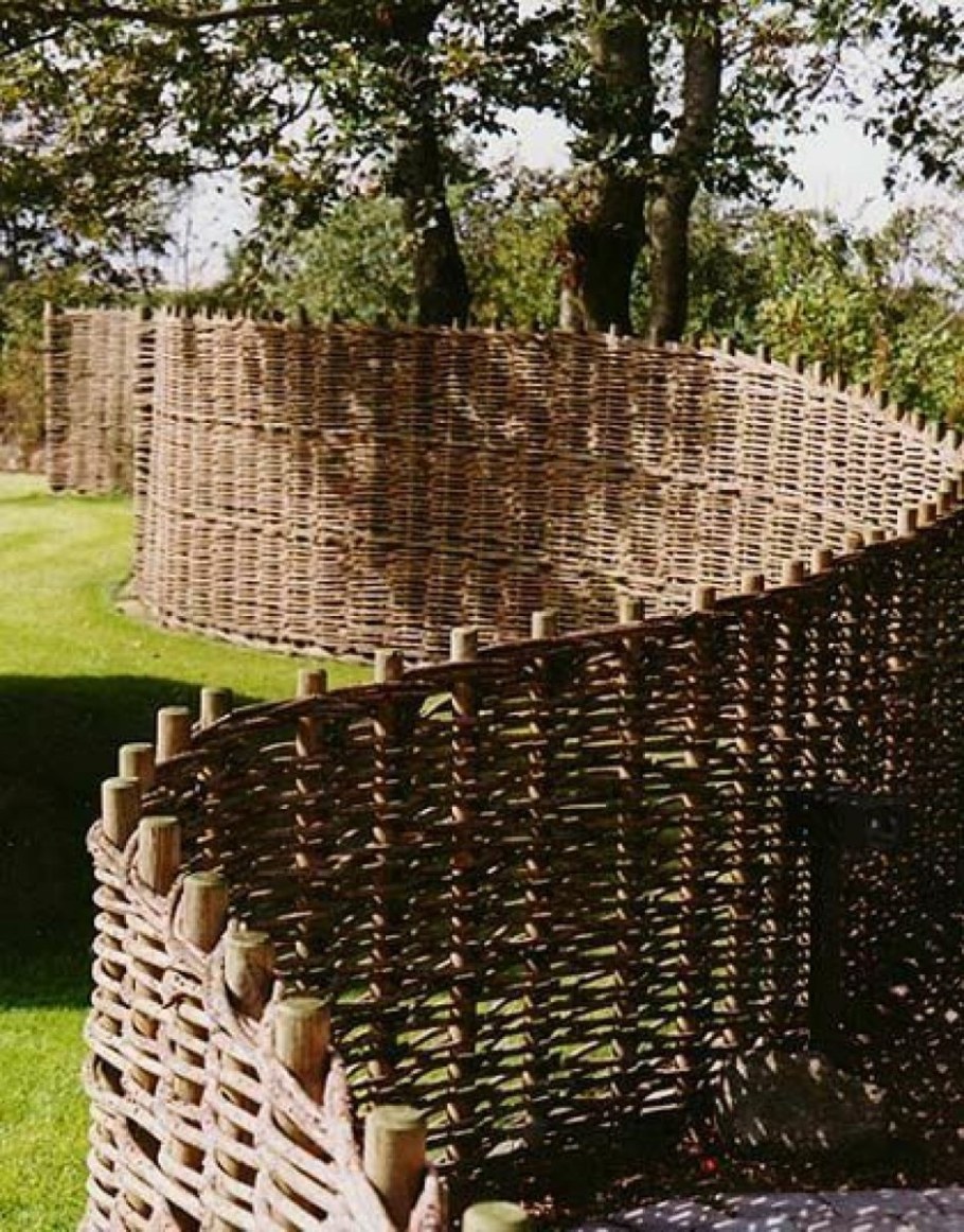 Плетеные заборчики для сада и огорода