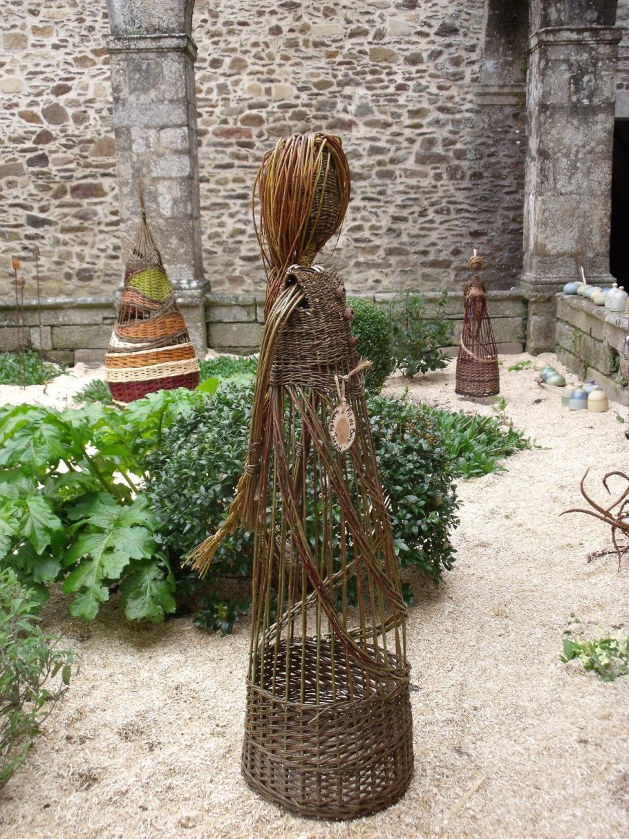 Декор из прутьев в саду