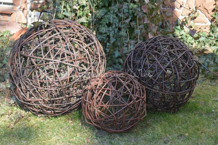 Плетеные шары из лозы