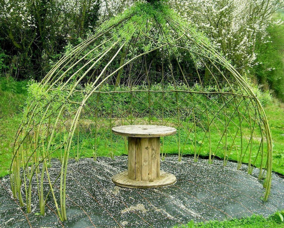 Пергола у плакучей ивы