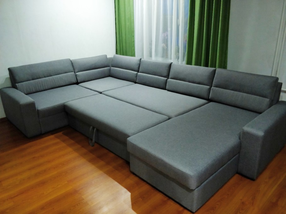 Диванчик в кафе с высокой спинкой