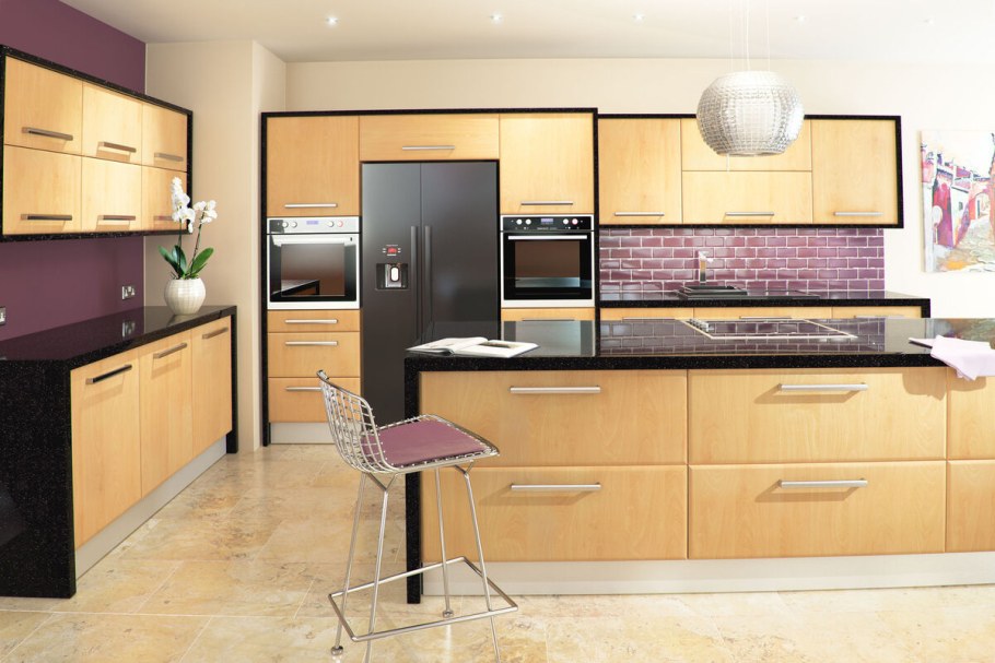 Кухни сочетание бежевого и темного дерева