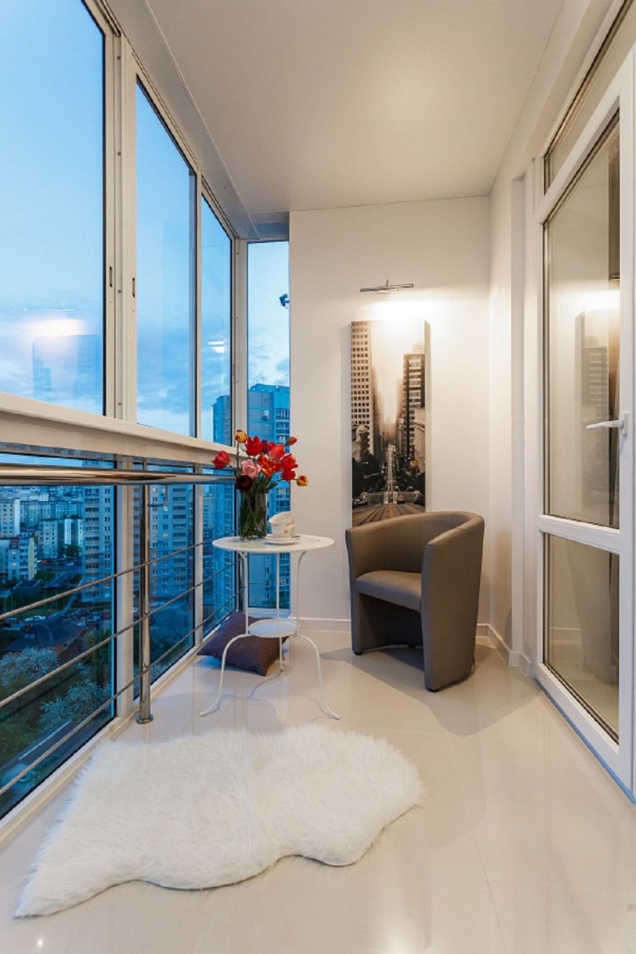 Дизайн балкона с камином