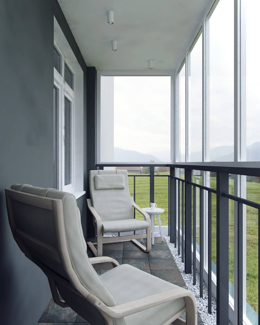 Большая панорамная лоджия с креслами