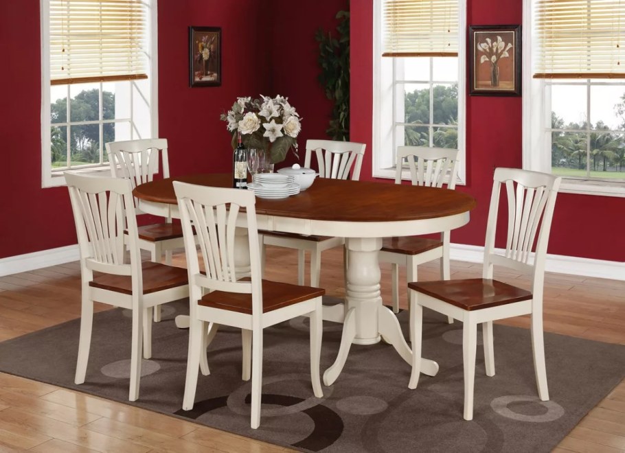 Овальный стол со стульями