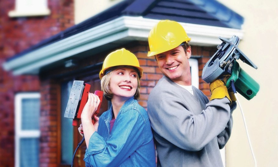 Мужчина и женщина строители