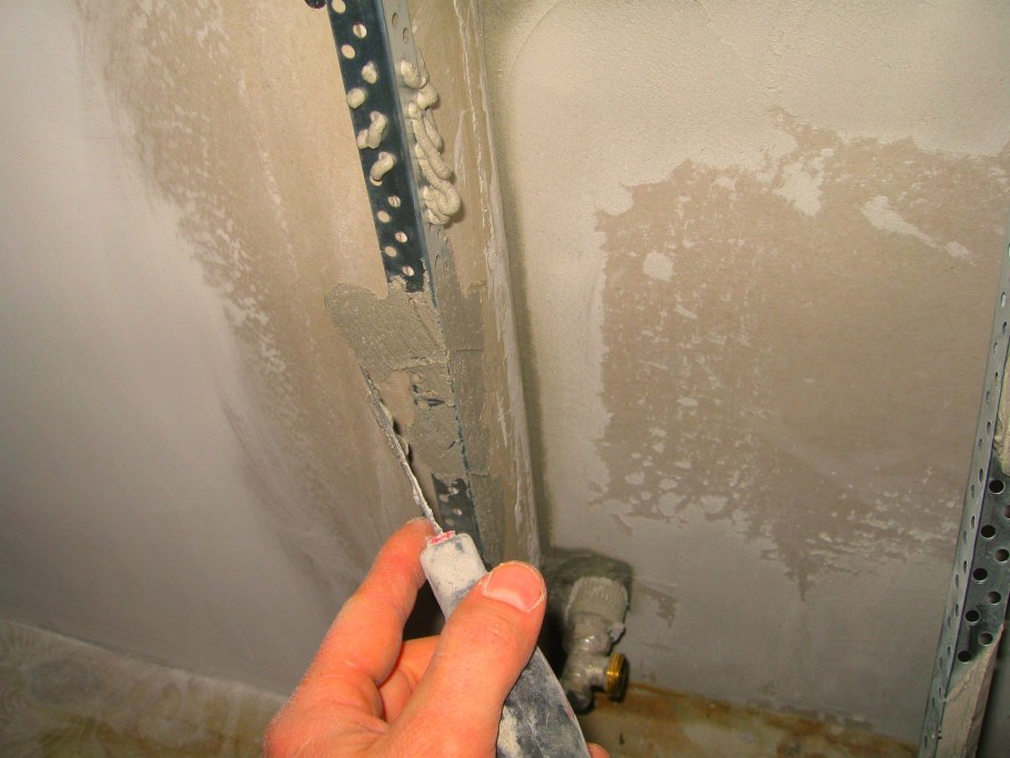 Выравнивание внутренних углов стен уголком