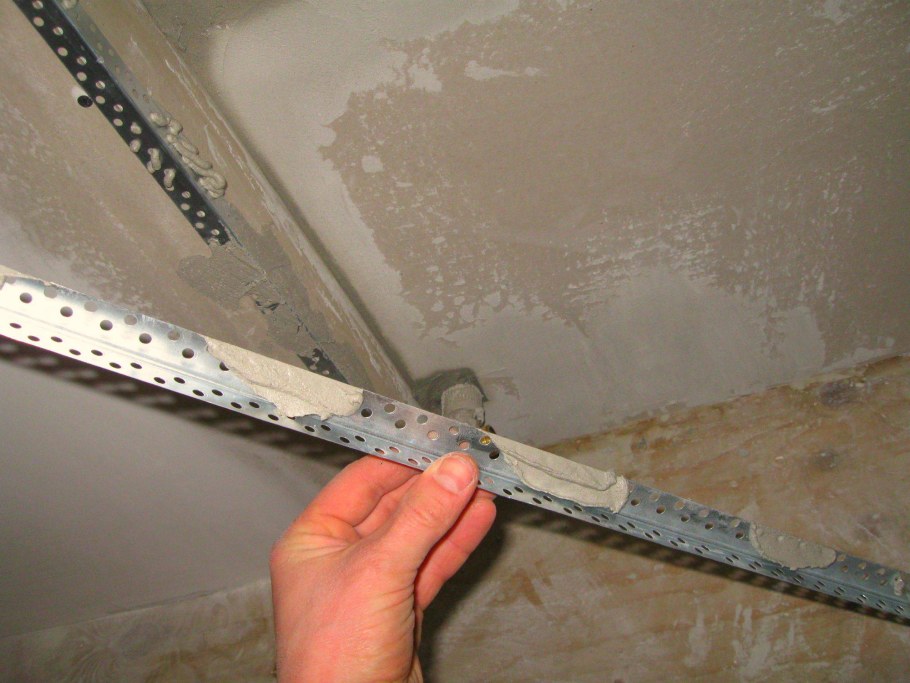 Уголок для выравнивания углов под штукатурку