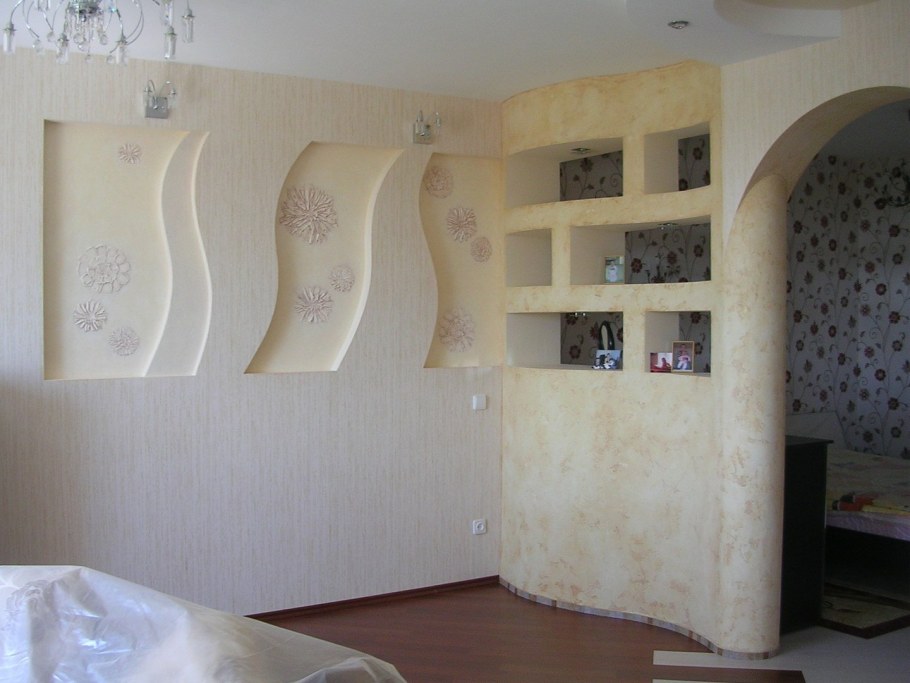 Полуарка из гипсокартона в гостиной