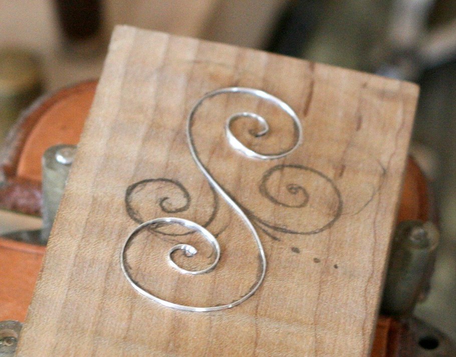 Мозайка по деревус металическим контуром