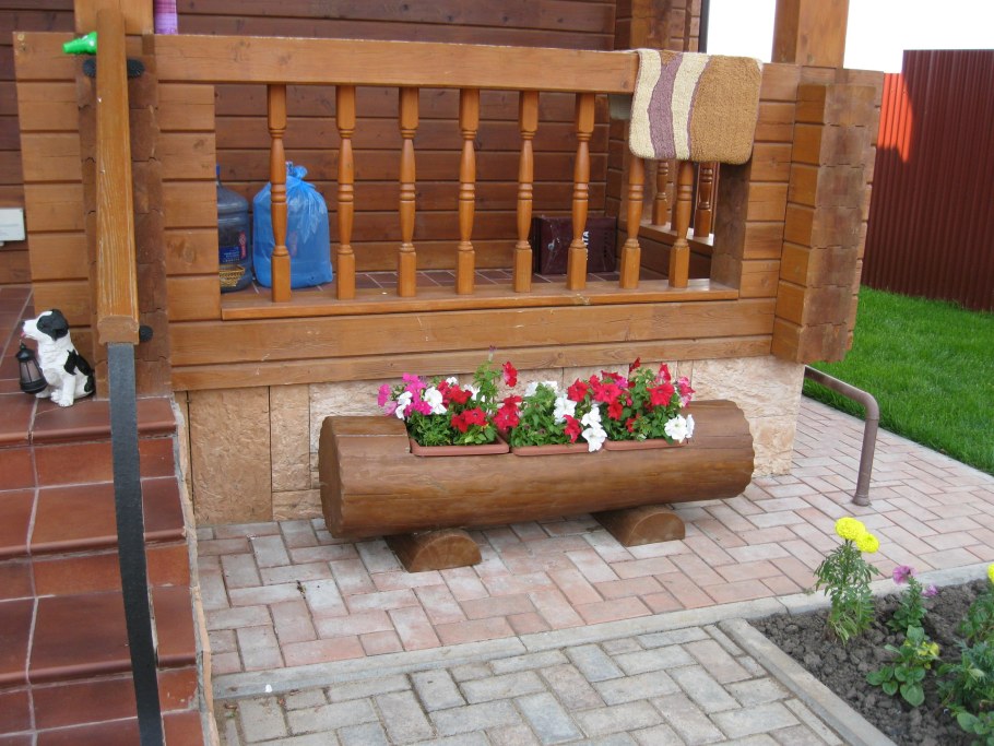 Цветник из бревна