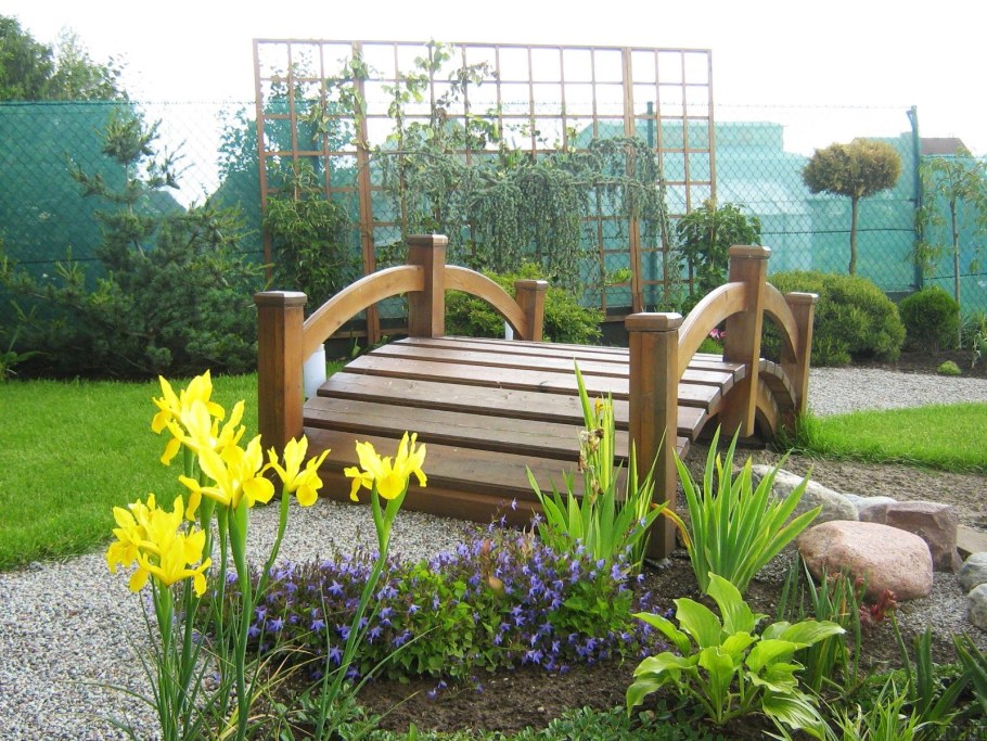 Декоративный мостик на клумбе