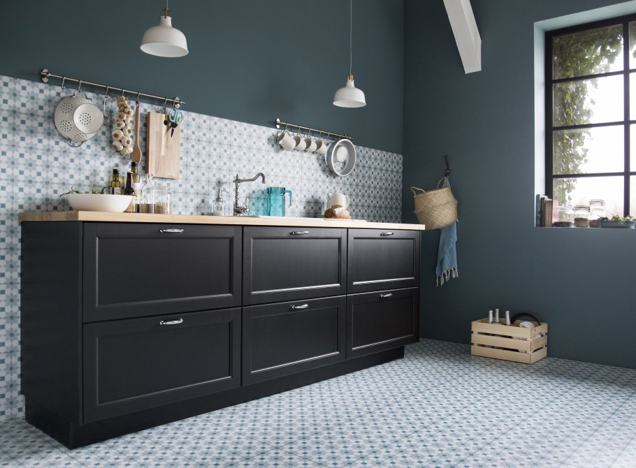 Черная кухня икеа Лерхюттан