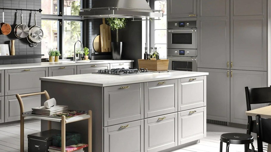 Кухня икеа Будбин белая с золотыми ручками