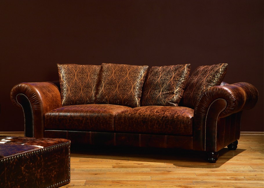 Красивая обивка дивана