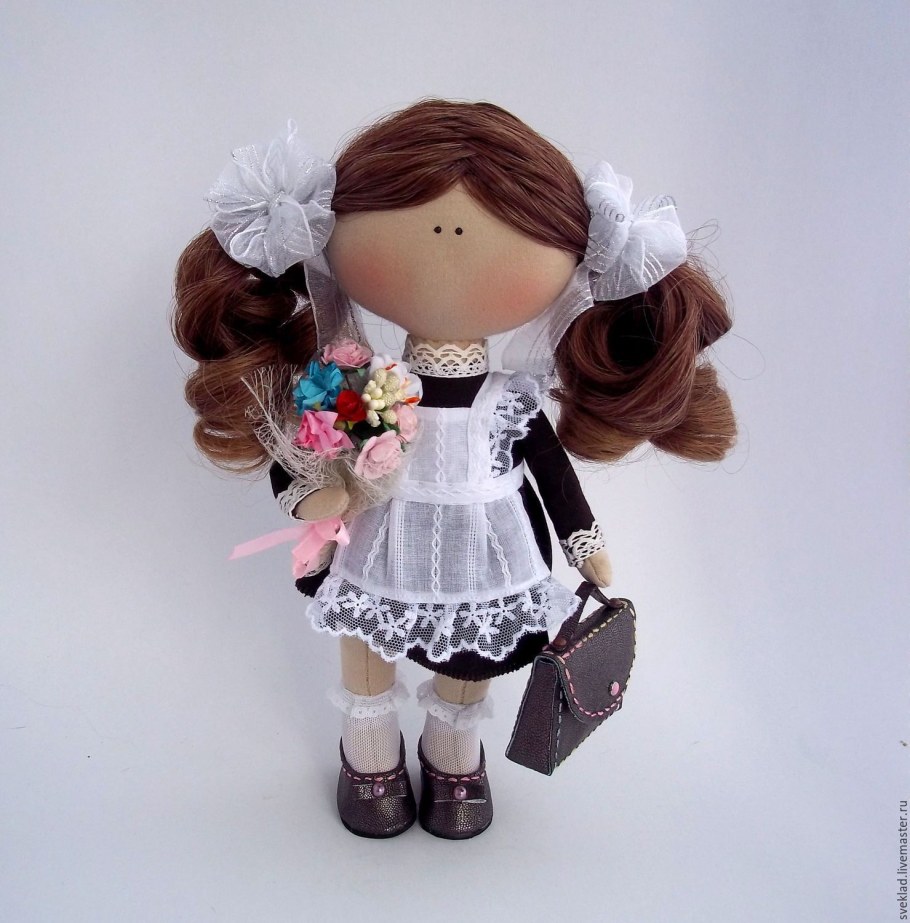 Текстильная кукла школьница