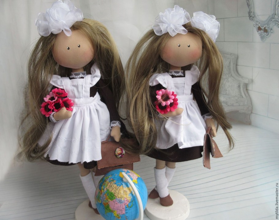 Кукла интерьерная брюнетка в очках