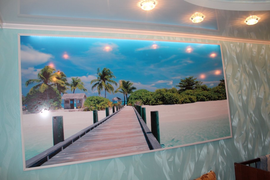 Натяжные стены с подсветкой