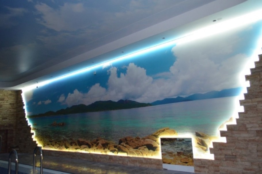 Натяжные стены с подсветкой