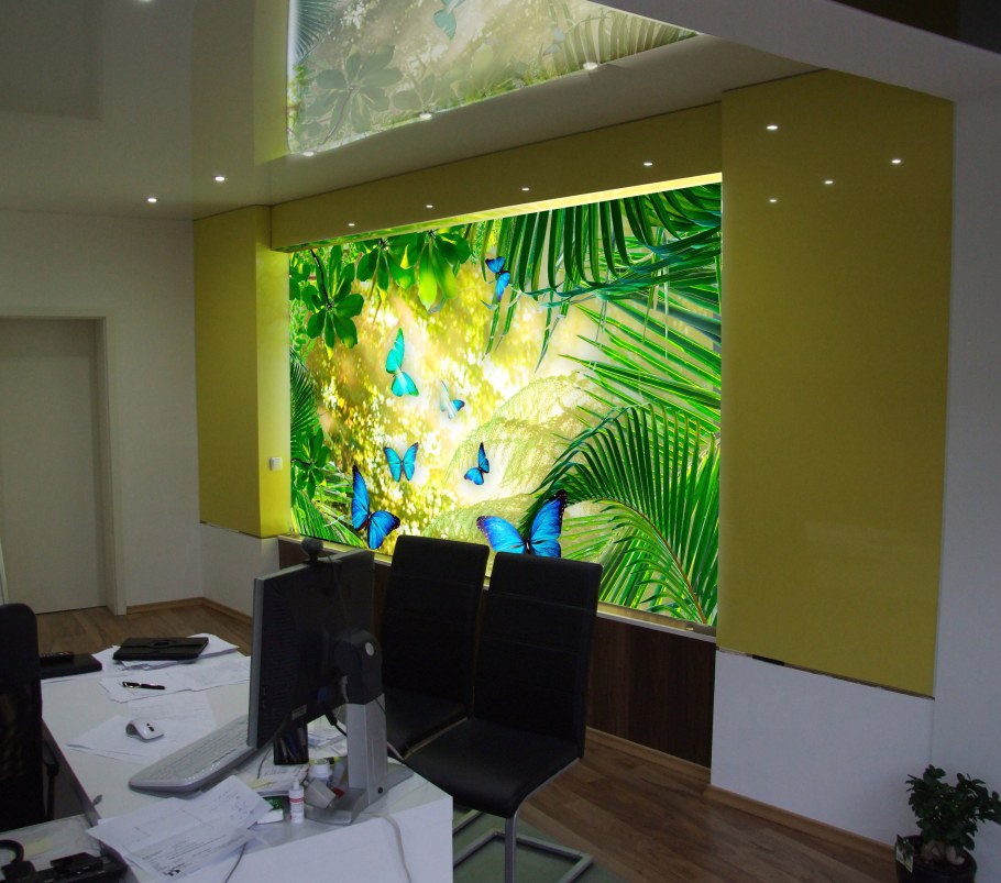 Стеклянное панно на стену