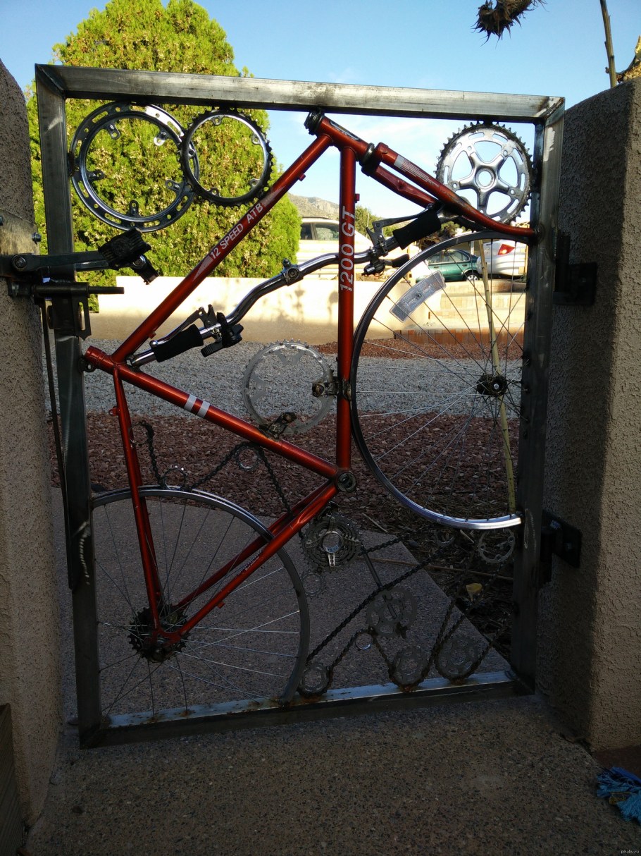 Колесо от телеги декор для сада