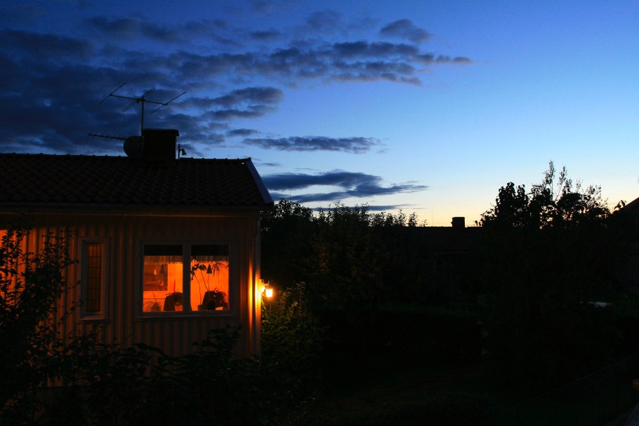 Небольшой дом ночью